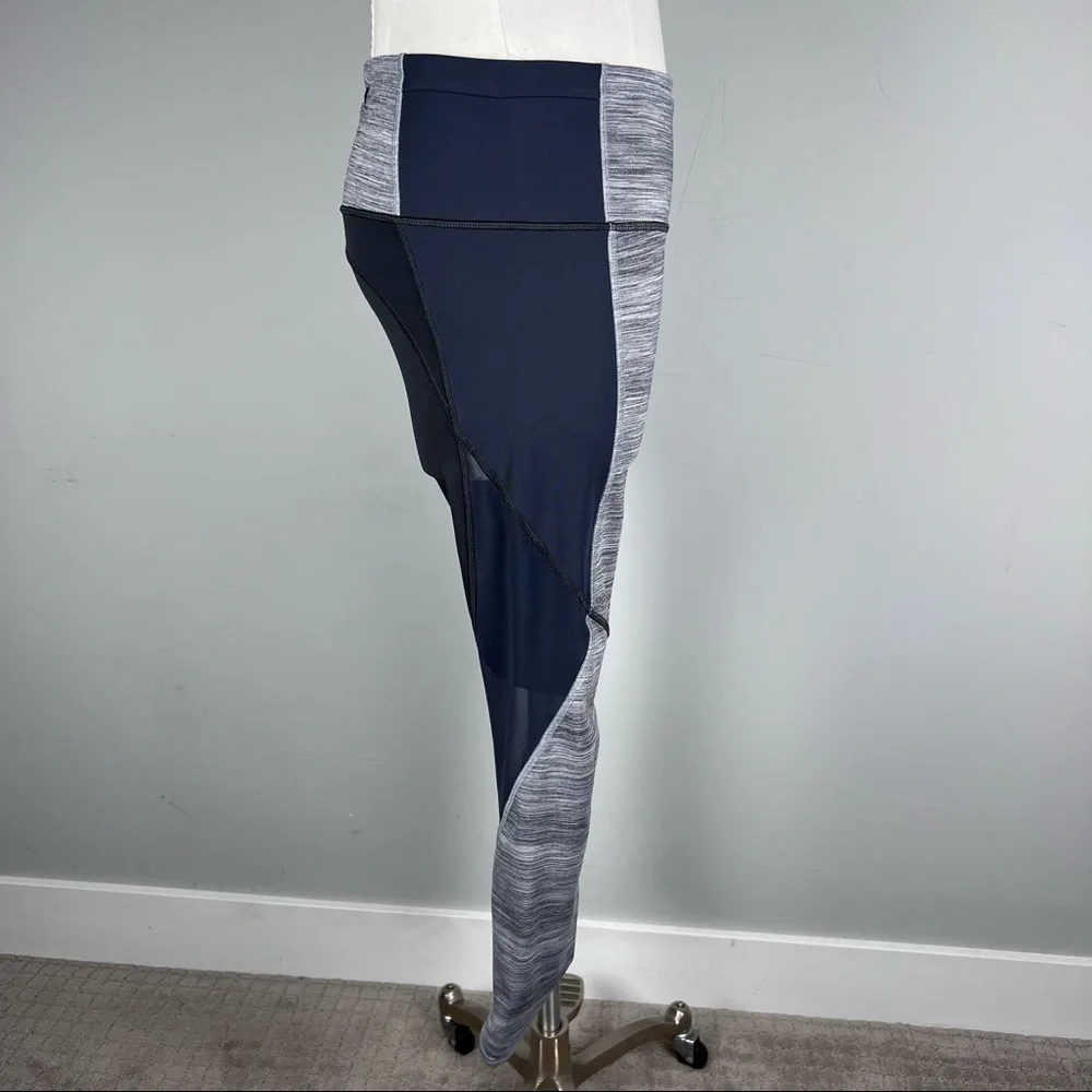 Like New-Lululemon Grey Striped Mesh Running Leggings with Zipper Pocket Size 8 - Picture 10 of 14